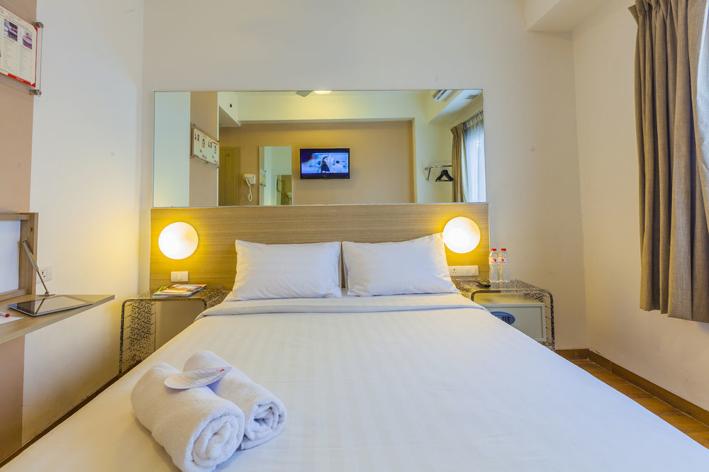 Monoloog Hotel Бекаси Экстерьер фото