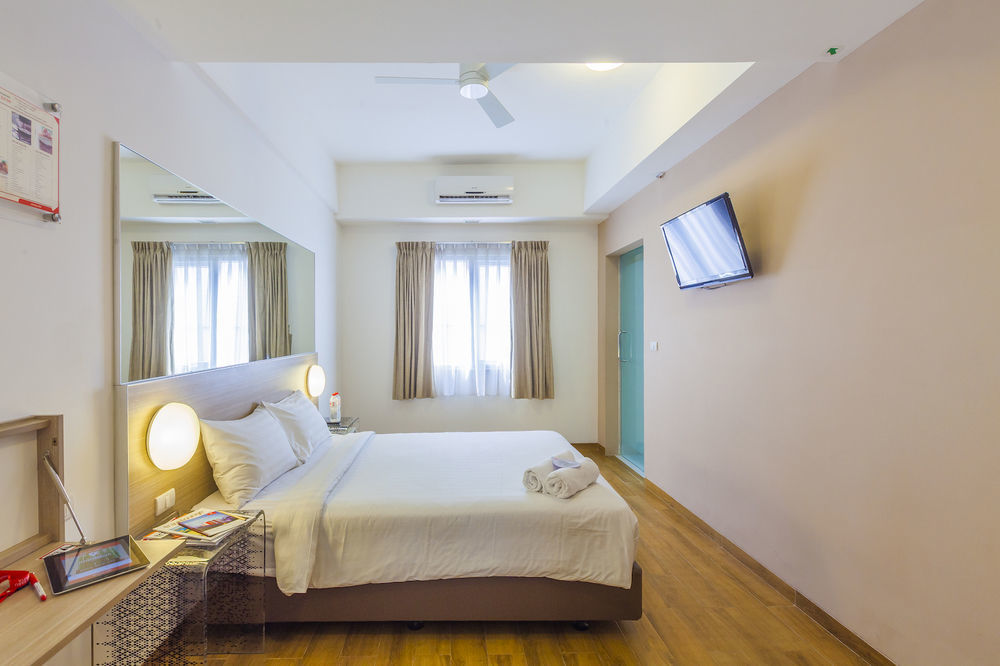 Monoloog Hotel Бекаси Экстерьер фото