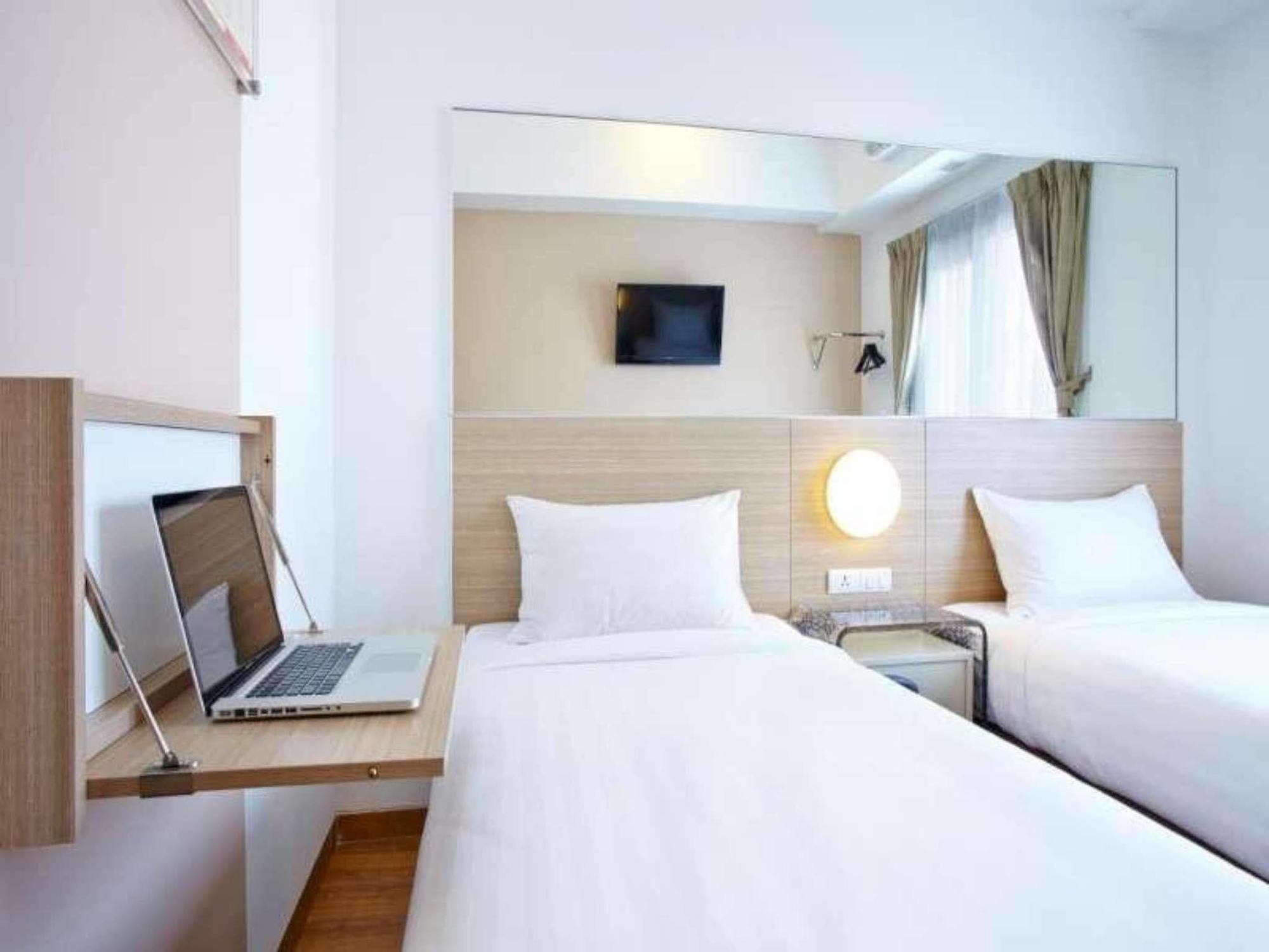 Monoloog Hotel Бекаси Экстерьер фото