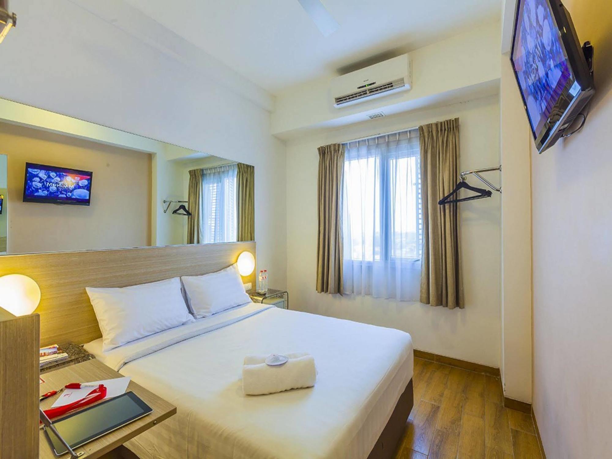 Monoloog Hotel Бекаси Экстерьер фото